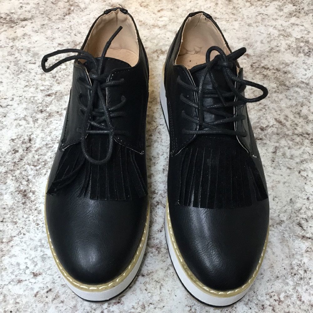 MO68
Women’s Shoe  